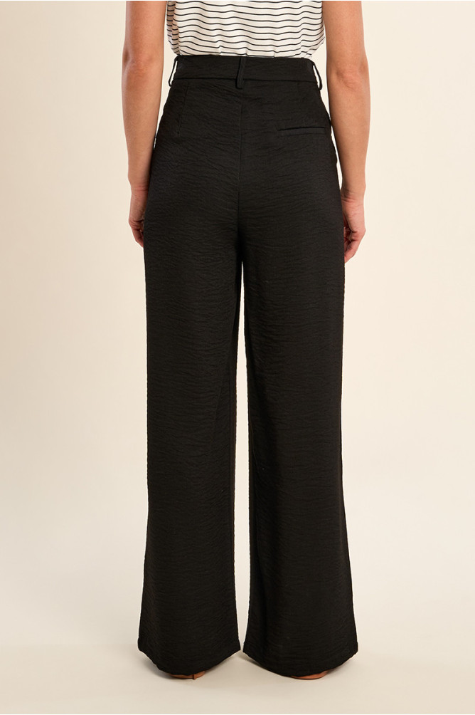Pantalón de mujer largo, detalle pliegues.