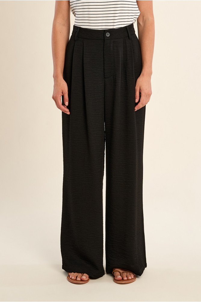 Pantalón de mujer largo, detalle pliegues.