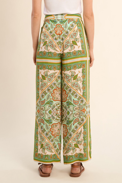 Pantalón de mujer largo, con estampado.