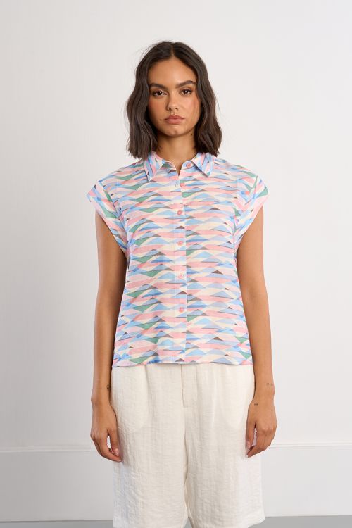 Camisa de mujer de manga corta, con estampado.