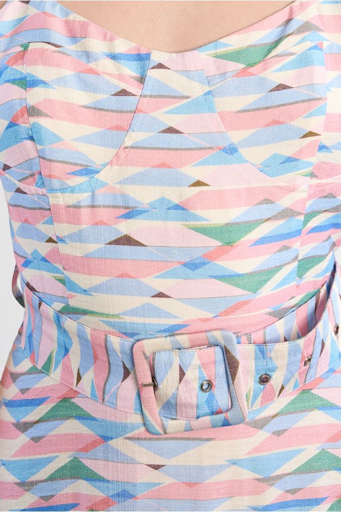 Vestido de mujer largo, de tirantes, con estampado.