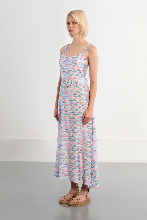 Vestido de mujer largo, de tirantes, con estampado.