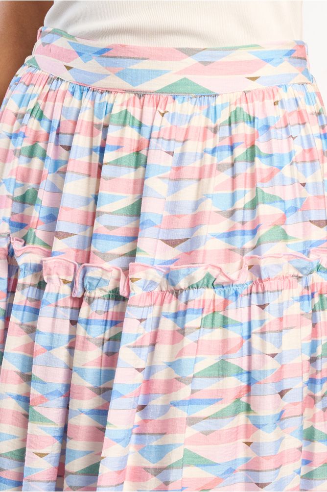 Falda larga, con estampado y volantes.