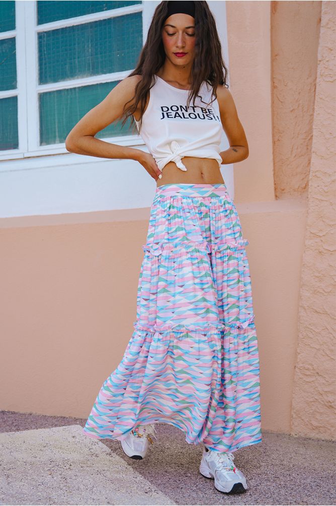 Falda larga, con estampado y volantes.