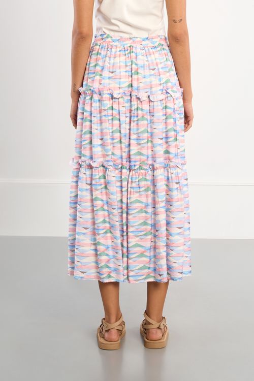 Falda larga, con estampado y volantes.