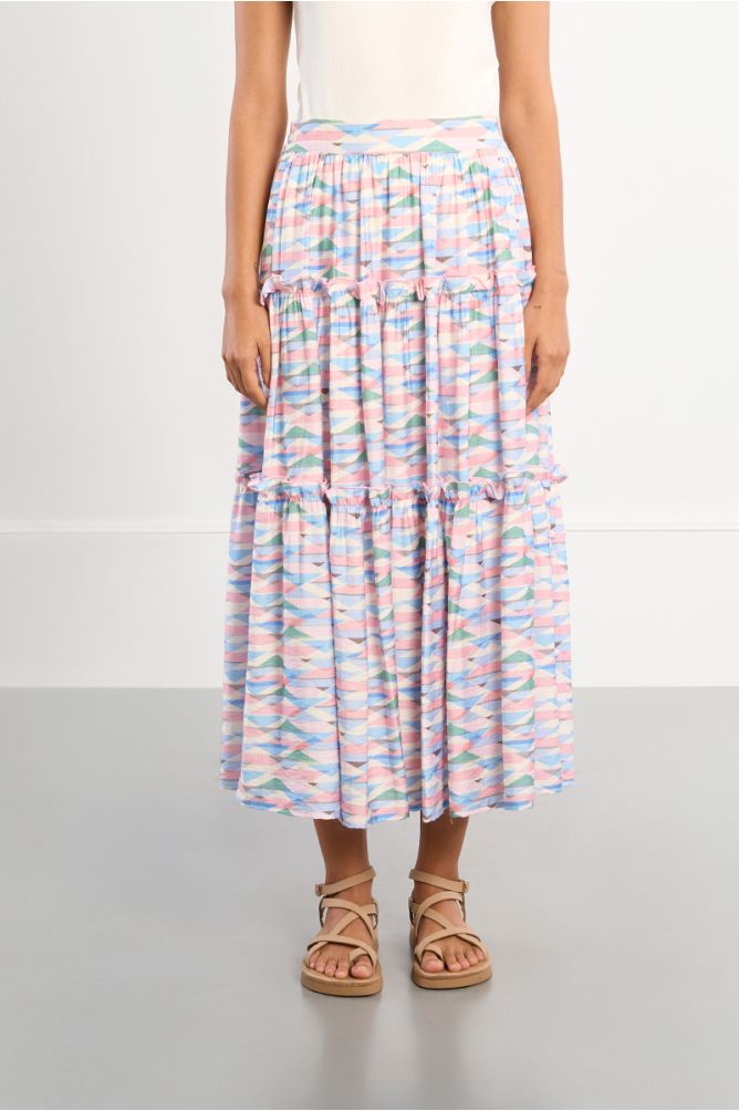 Falda larga, con estampado y volantes.