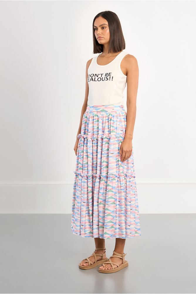Falda larga, con estampado y volantes.