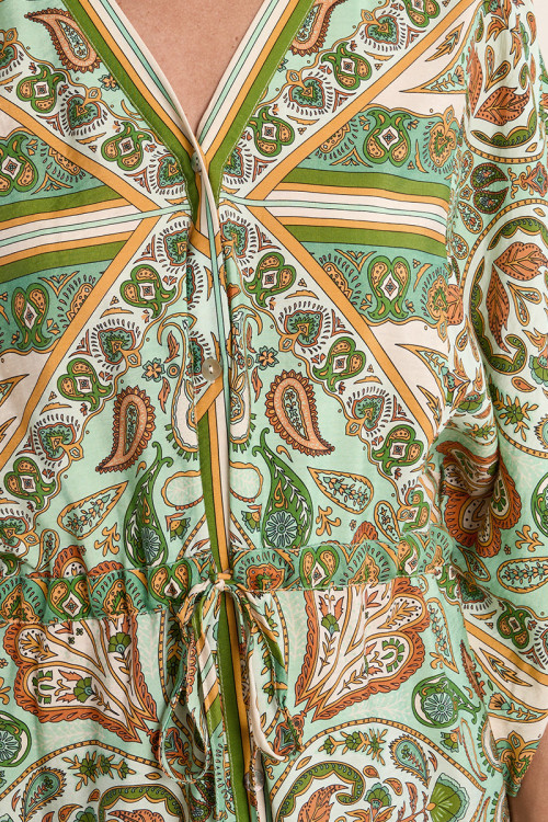 Vestido corto, de manga mariposa, con estampado.