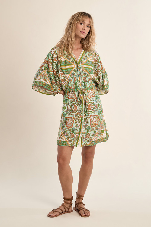 Vestido corto, de manga mariposa, con estampado.