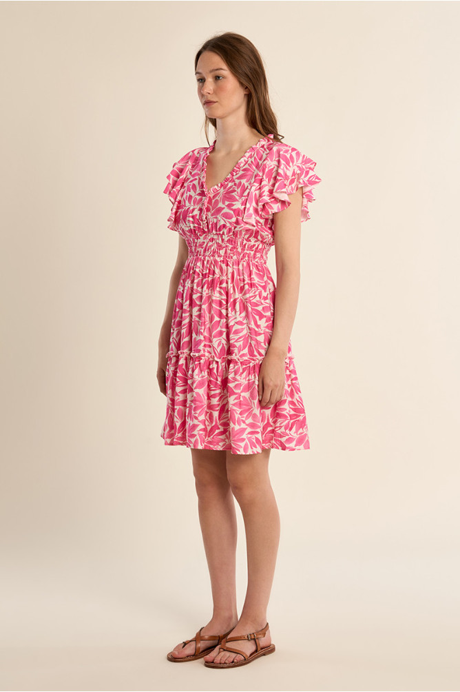 Vestido de manga mariposa, con estampado y volante.