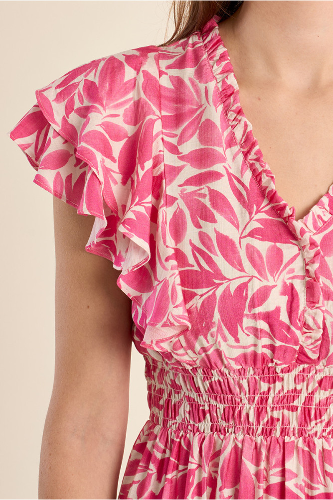 Vestido de manga mariposa, con estampado y volante.