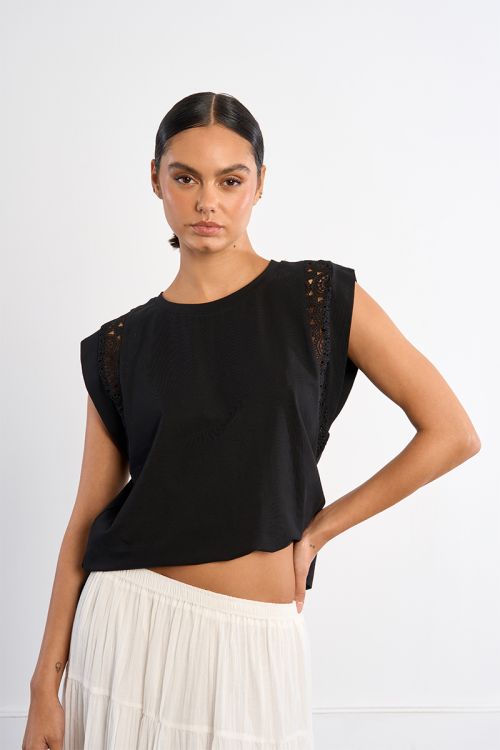 Camiseta de mujer de manga corta amplia, con detalles bordados.