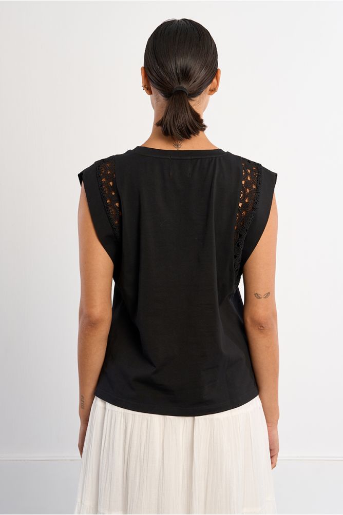 Camiseta de mujer de manga corta amplia, con detalles bordados.
