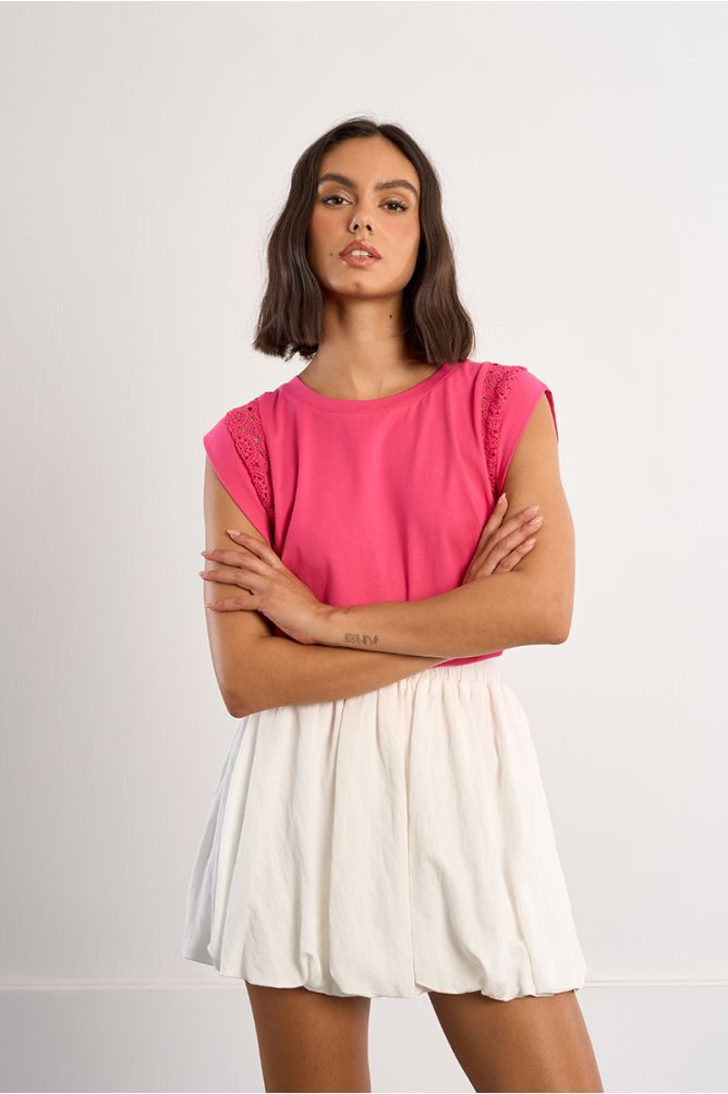 Camiseta de mujer de manga corta amplia, con detalles bordados.