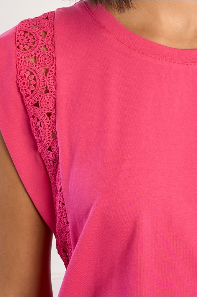 Camiseta de mujer de manga corta amplia, con detalles bordados.