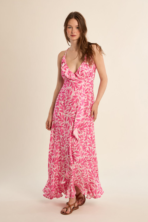 Vestido largo, con estampado y volantes.