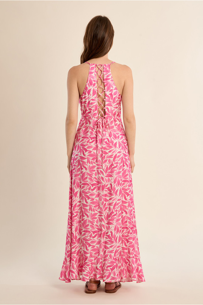 Vestido largo, con estampado y volantes.