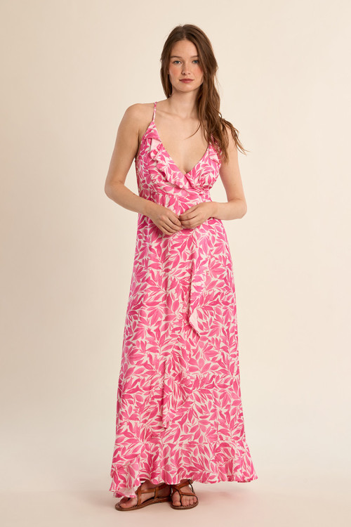 Vestido largo, con estampado y volantes.