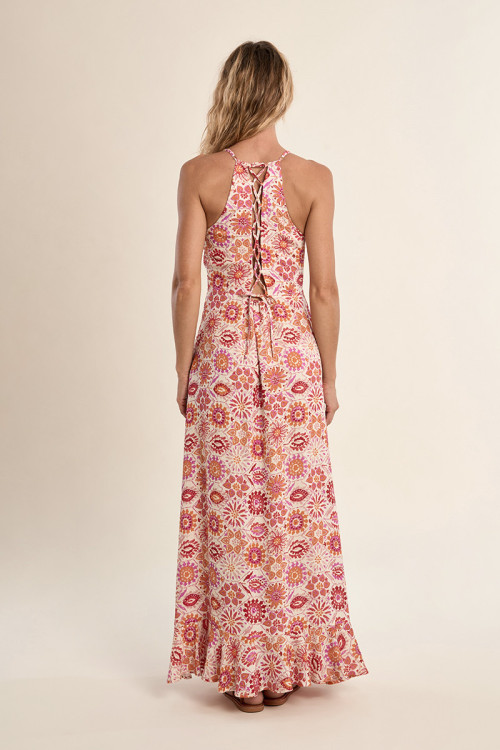 Vestido largo, de tirantes, con estampado y volantes.