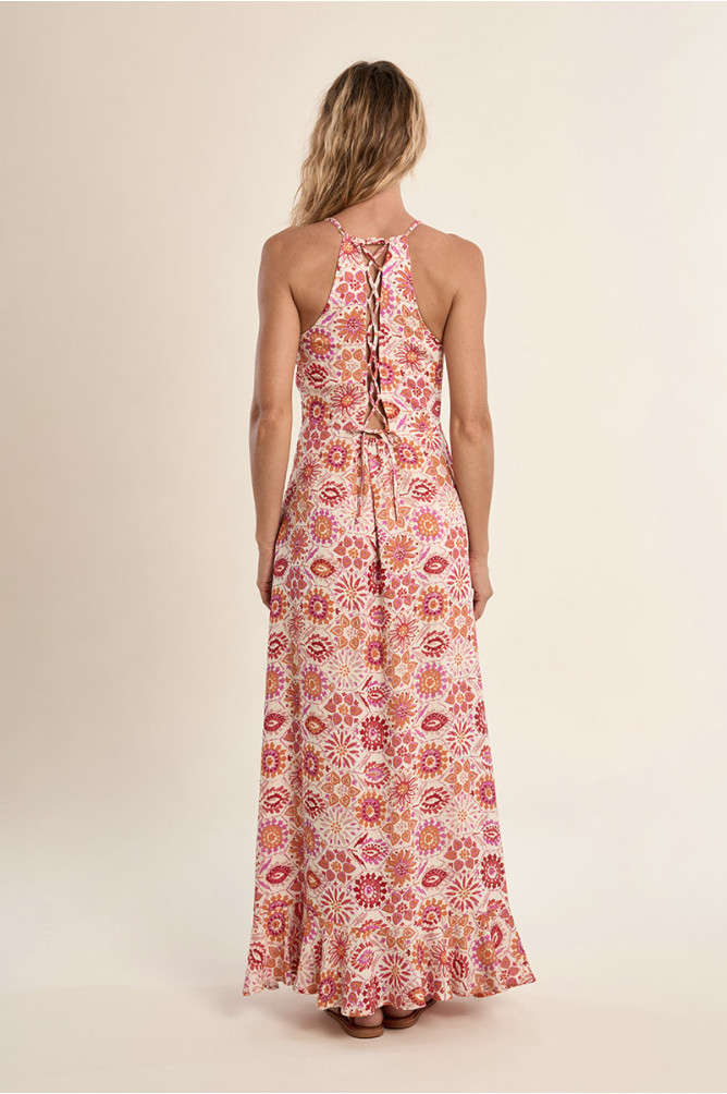 Vestido largo, de tirantes, con estampado y volantes.