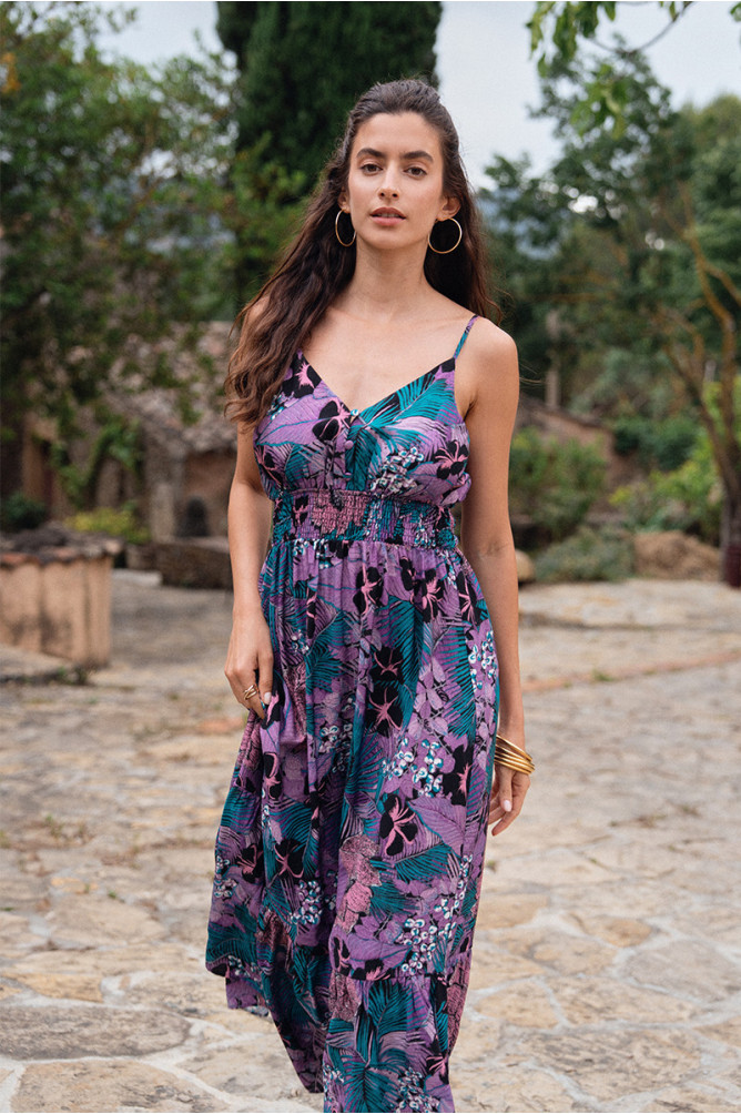 Vestido largo, con estampado y volantes.