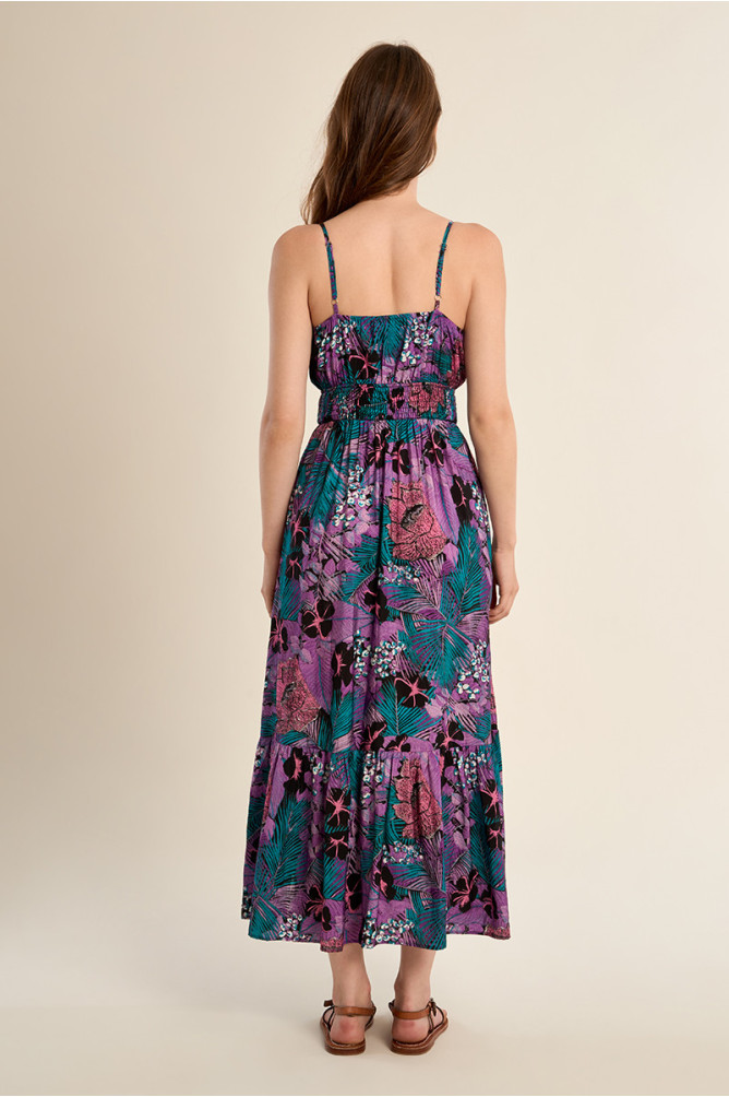 Vestido largo, con estampado y volantes.