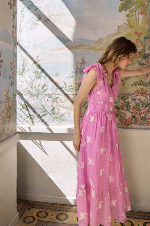 Vestido largo, con lazada y estampado.