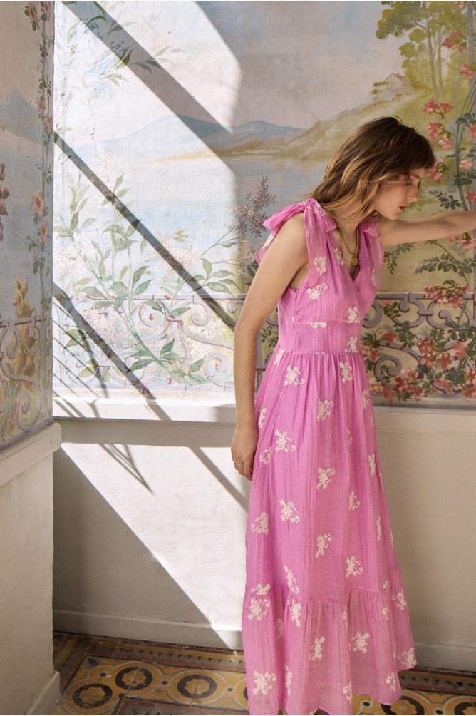 Vestido largo, con lazada y estampado.