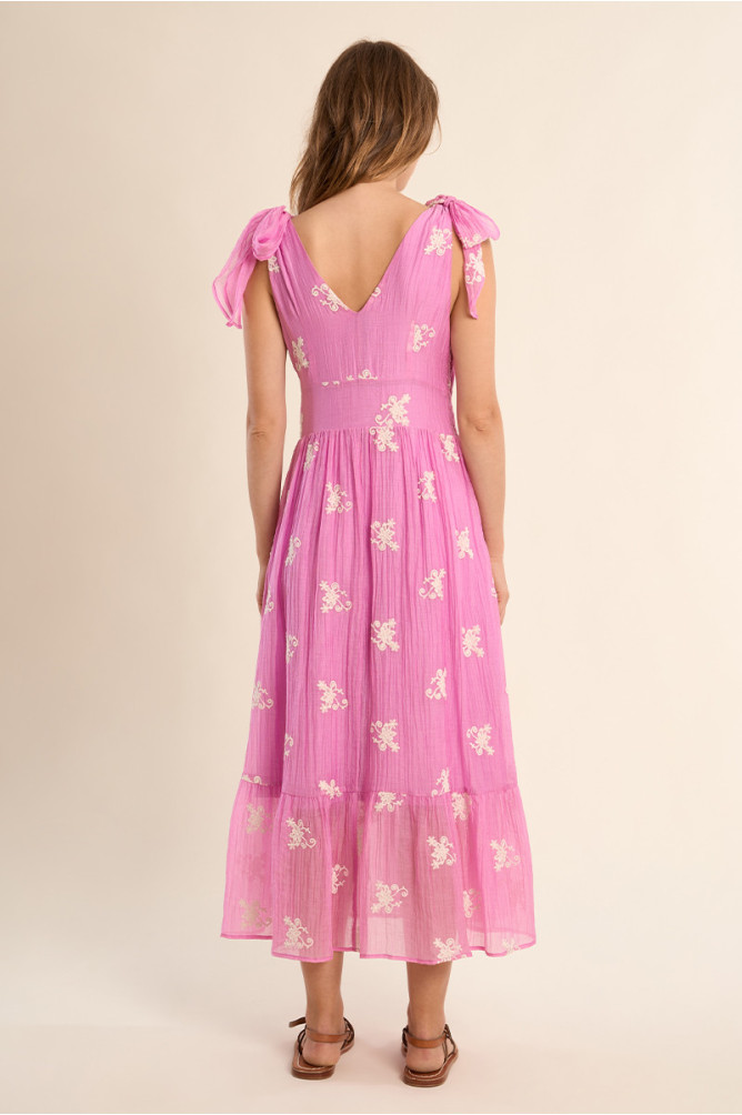 Vestido largo, con lazada y estampado.
