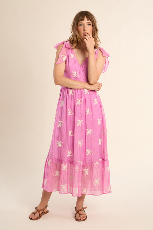 Vestido largo, con lazada y estampado.