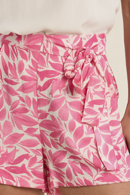 Short de mujer corto, con estampado y lazada.