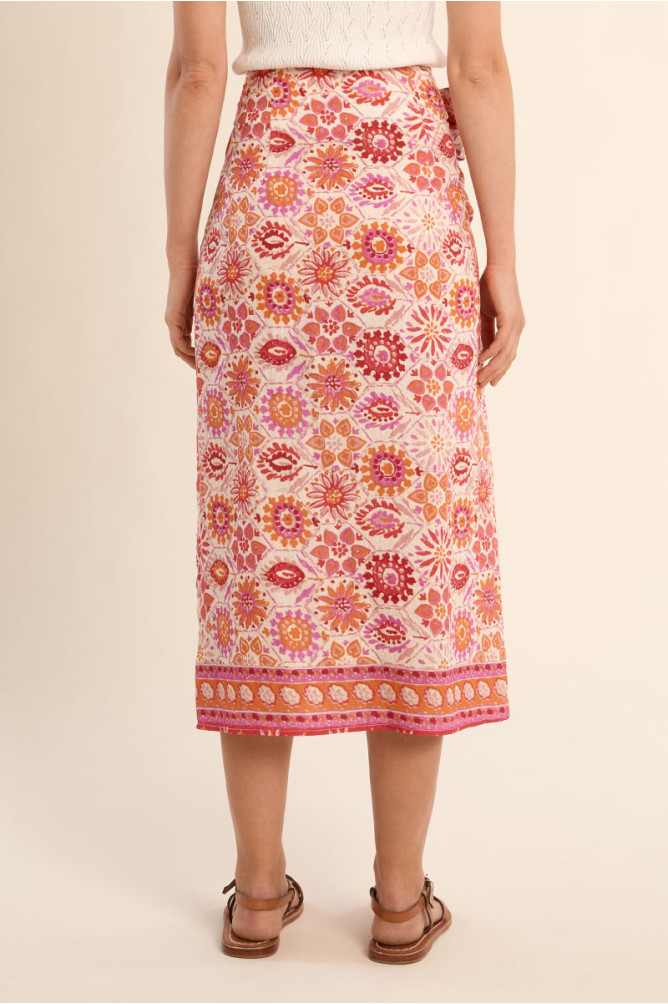 Falda larga, con estampado y lazada.