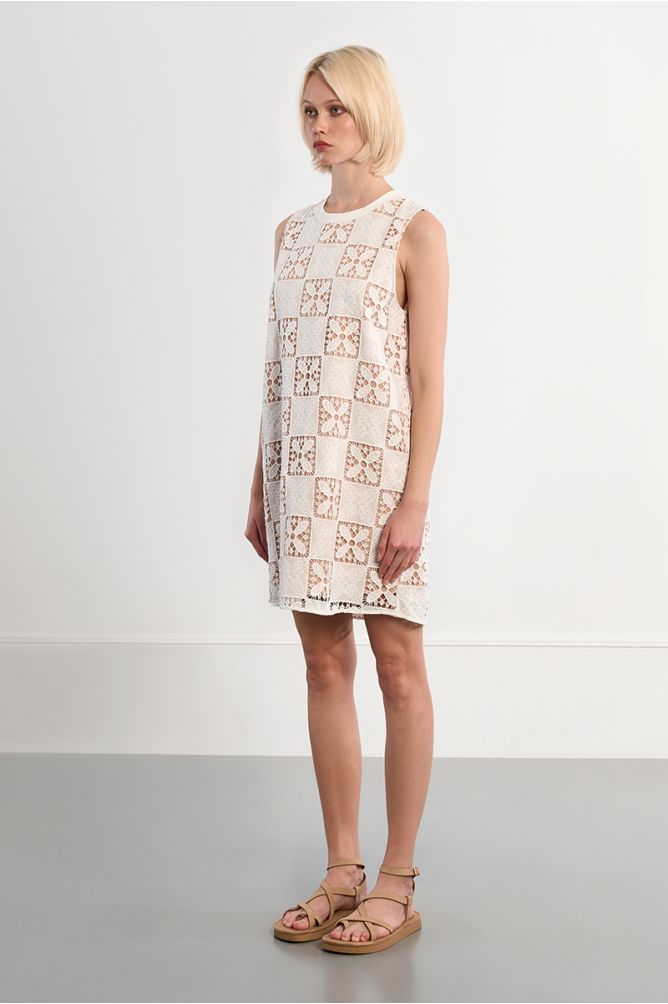 Vestido corto, de manga sisa, bordado.