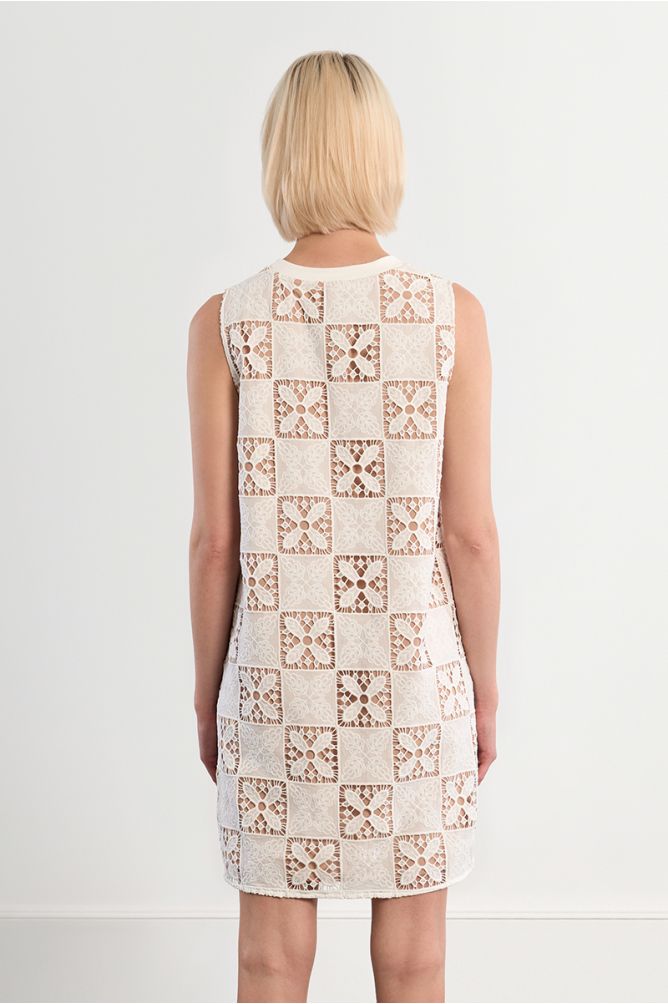 Vestido corto, de manga sisa, bordado.