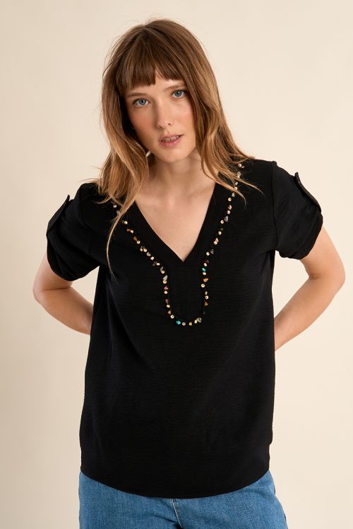 T-shirt with beaded collar