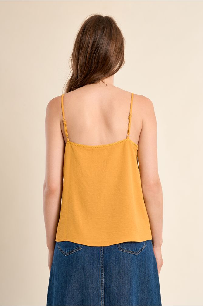 Top de mujer lencero, de tirantes.