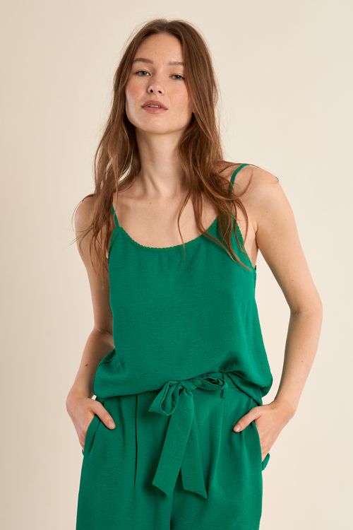 Top de mujer lencero, de tirantes.