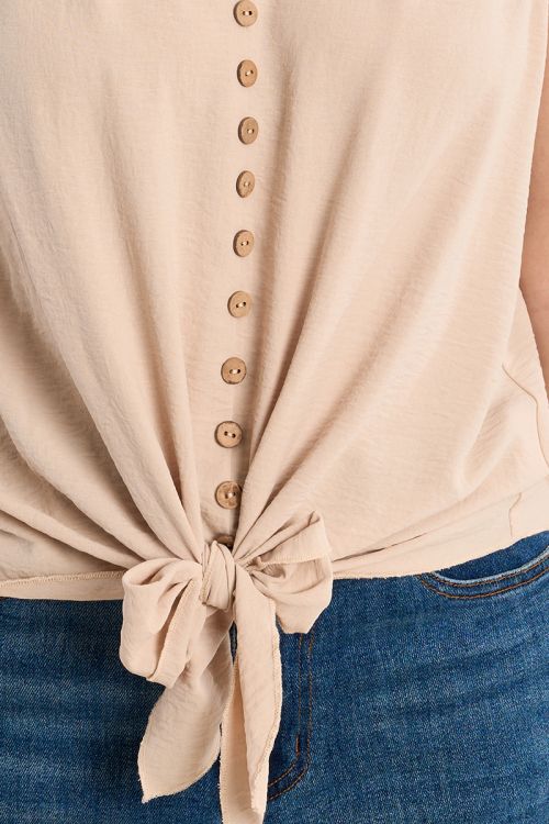 Top de mujer de manga sisa, con botones y lazada.