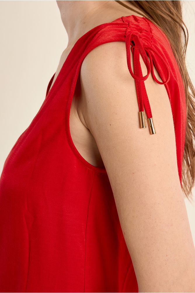 Top de mujer sin manga, con lazada.