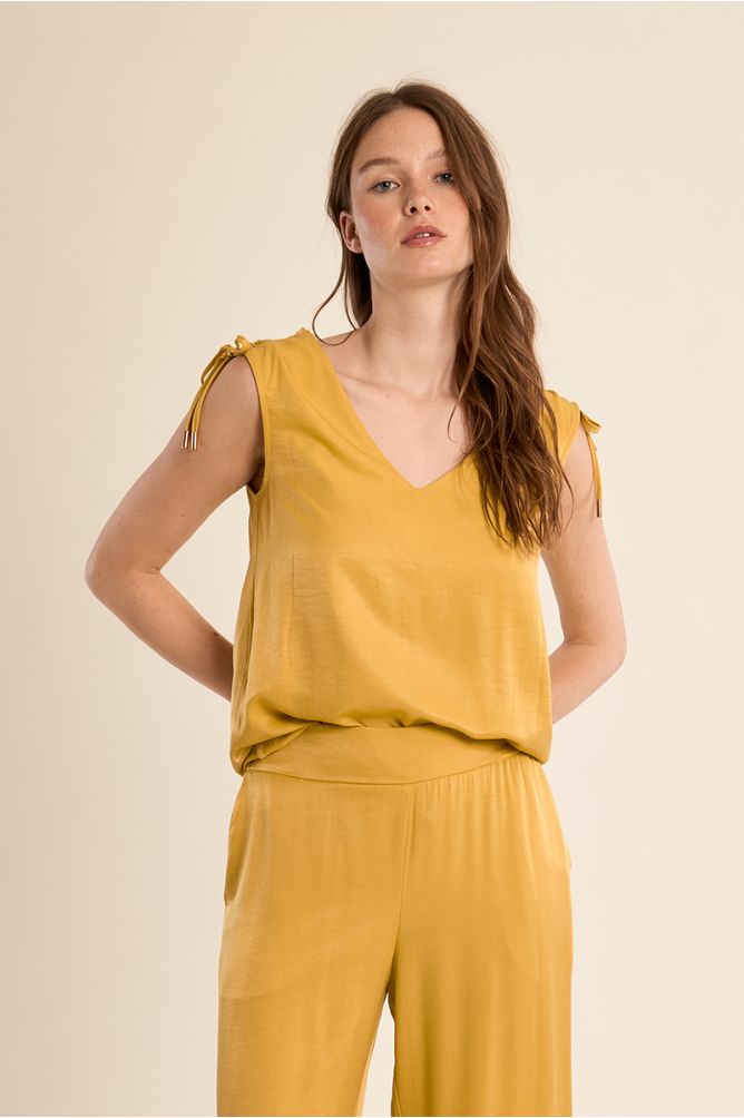 Top de mujer sin manga, con lazada.