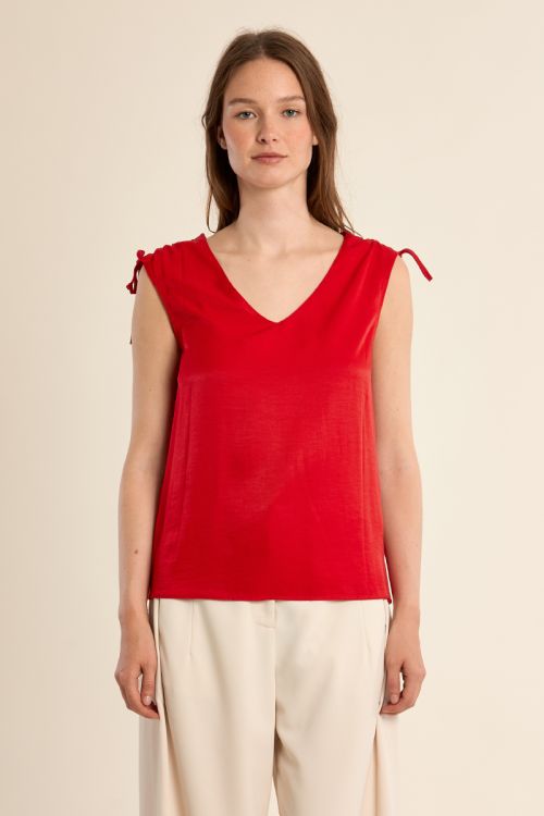 Straight, flowing top