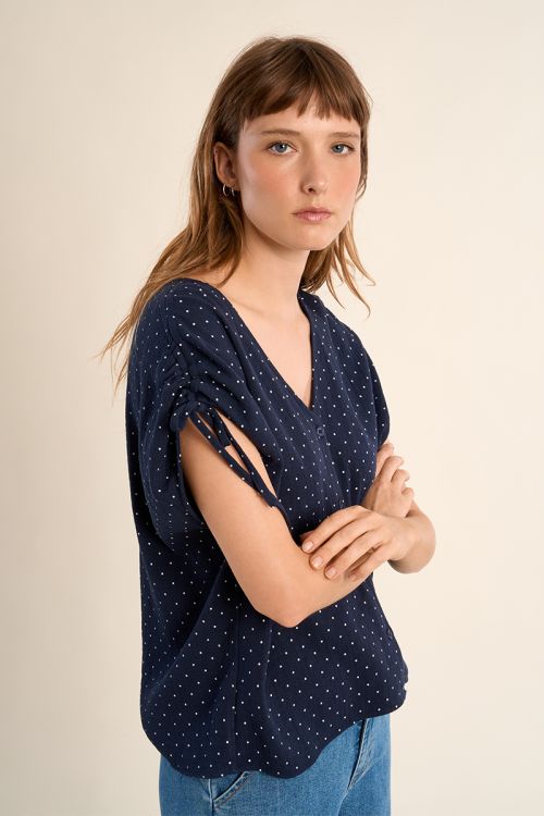 Top de mujer de manga corta, estampado lunares.