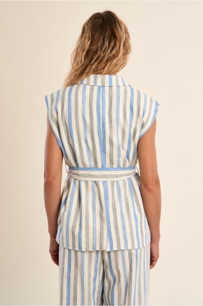 Chaqueta de mujer de manga sisa, con estampado y lazada.