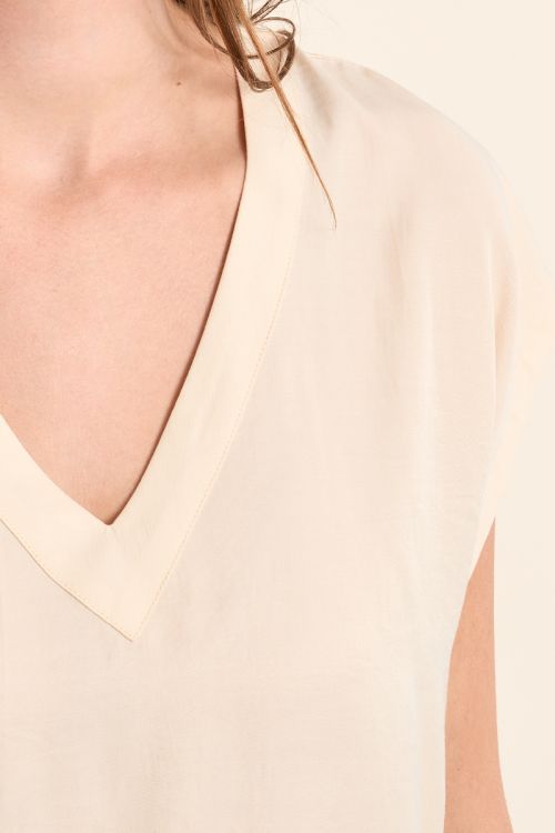 Basic T-shirt studded with rhinestones