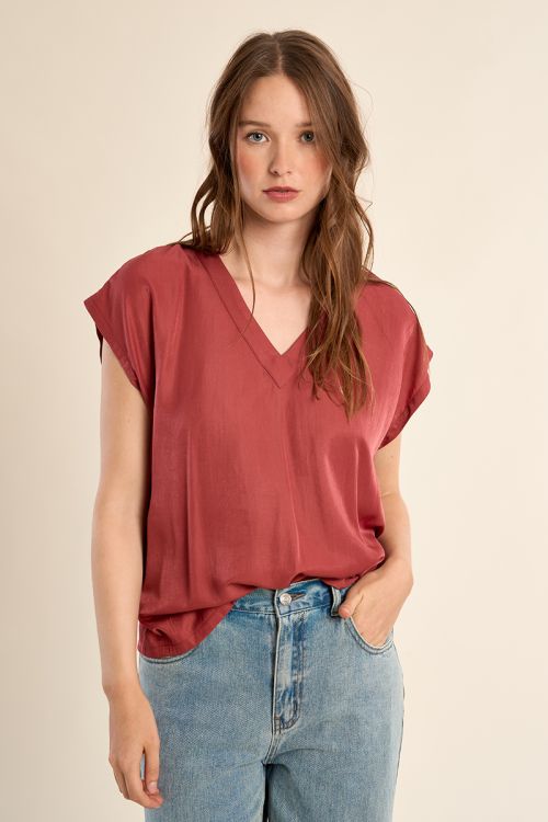 Top de mujer de manga corta, cuello en V.