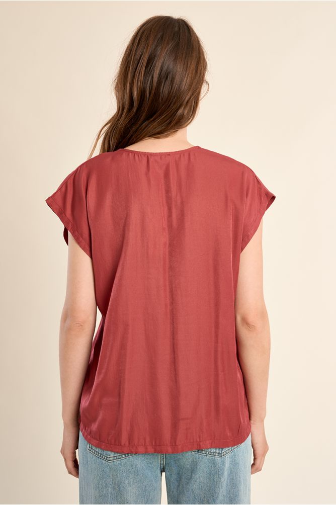 Basic T-shirt studded with rhinestones