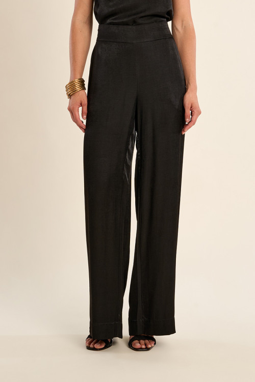 Pantalón de mujer largo, perneras anchas.