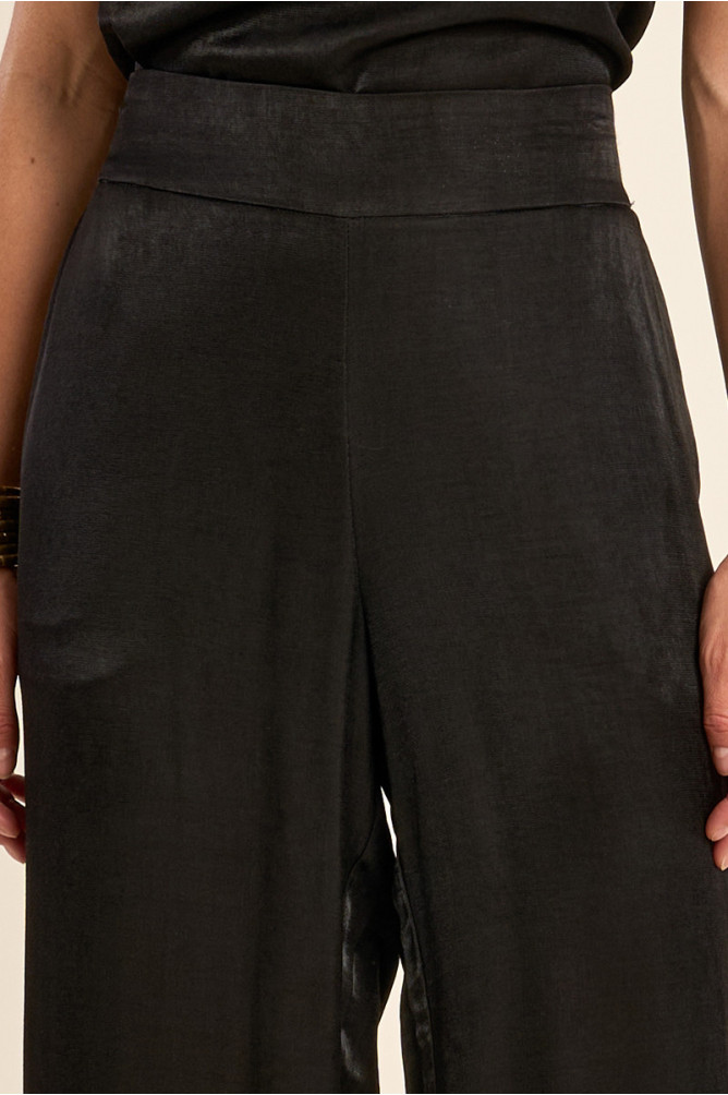 Pantalón de mujer largo, perneras anchas.
