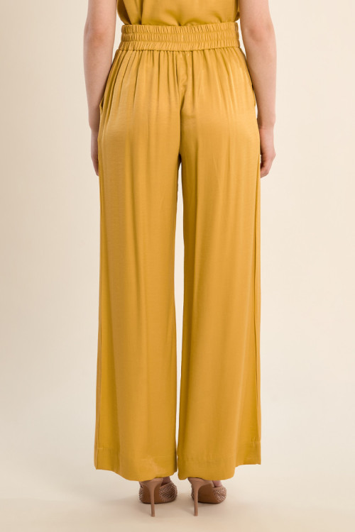 Pantalón de mujer largo, perneras anchas.