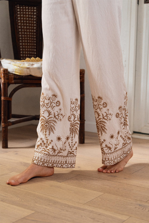 Pantalón de mujer largo, con detalles bordados.